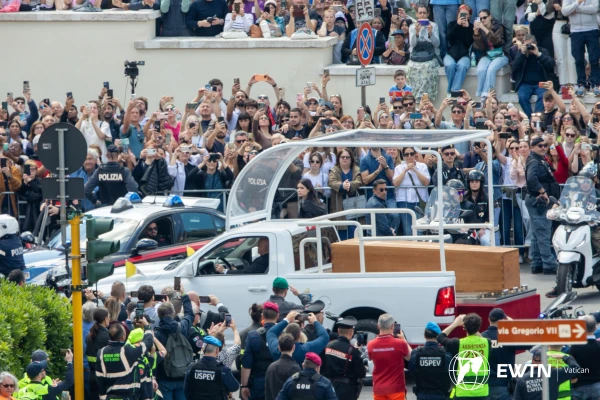 Pope Francis' wooden coffin is transported on the popemobile through the streets of Rome as crowds of faithful line the procession route from St. Peter's Basilica to the Basilica of Santa Maria Maggiore, April 26, 2025. Credit: Daniel Ibáñez/CNA